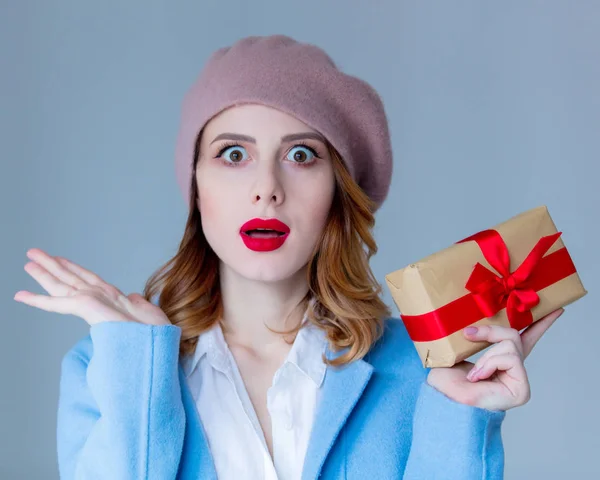 Fiatal nő karácsonyi ajándékkal — Stock Fotó