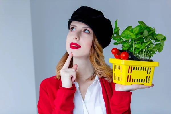 Mujer con hierbas y tomates —  Fotos de Stock