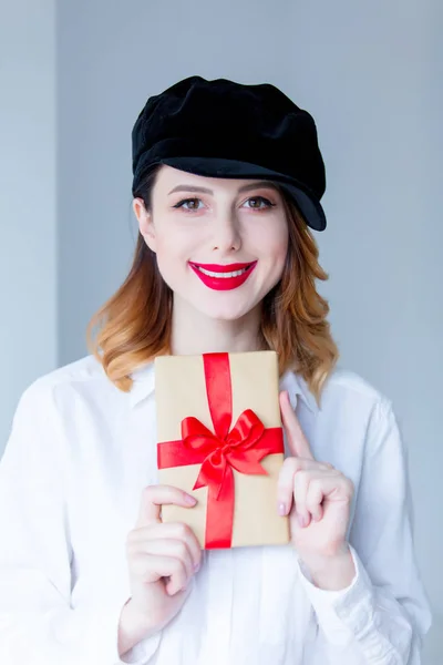 Young woman holding gift box — Stock Photo, Image