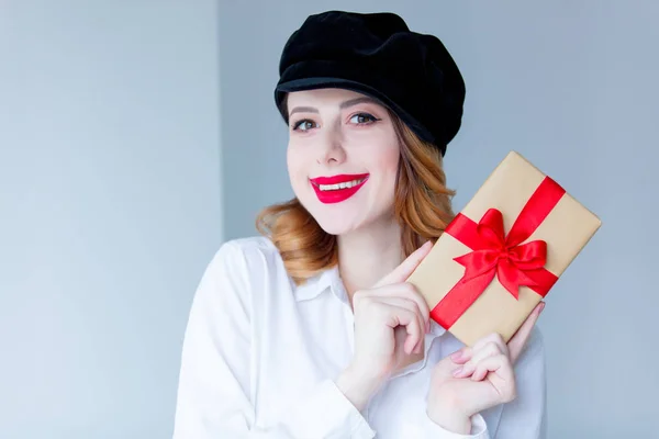 Mujer joven sosteniendo caja de regalo —  Fotos de Stock