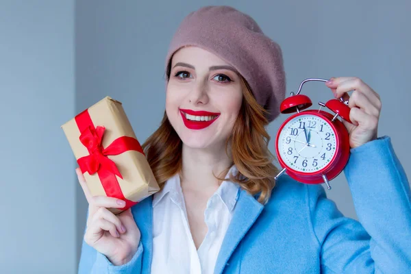 Frau in Baskenmütze mit Geschenk — Stockfoto