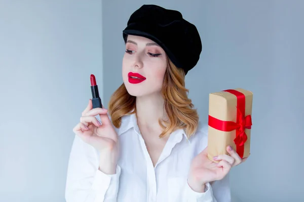 Donna con rossetto e confezione regalo — Foto Stock