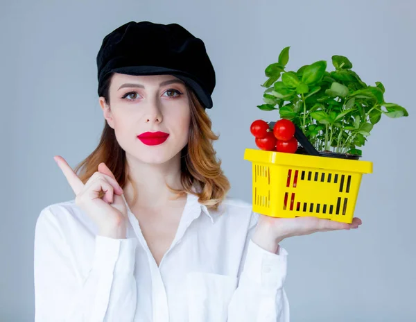 Mulher segurando tomates vermelhos — Fotografia de Stock