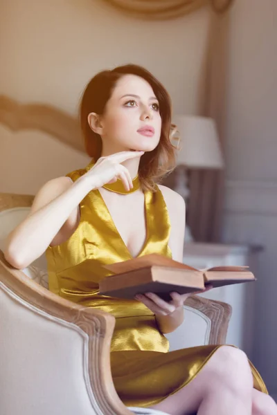 Mujer joven leyendo libro —  Fotos de Stock