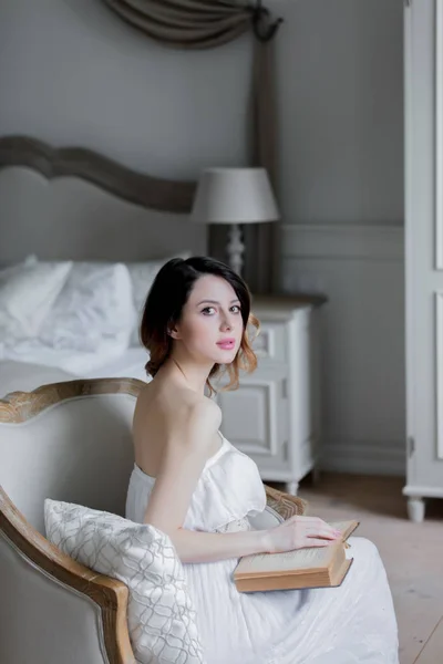 Mujer joven leyendo libro —  Fotos de Stock