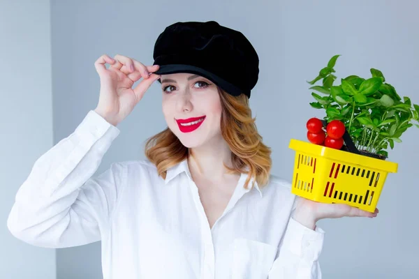 Mujer sosteniendo tomates rojos —  Fotos de Stock