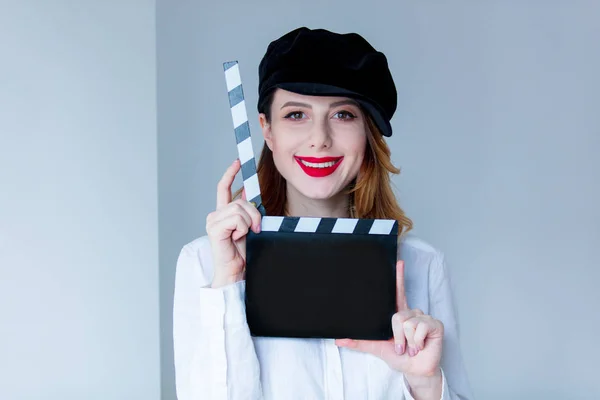 Giovane donna che tiene clapboard — Foto Stock