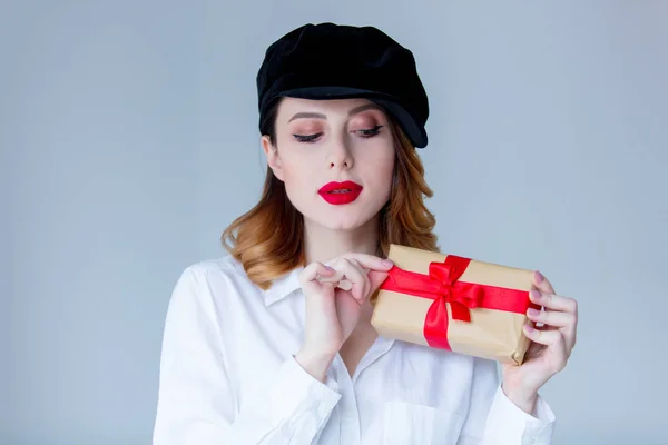 Mujer joven sosteniendo caja de regalo — Foto de Stock