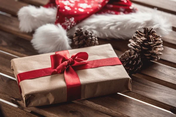 Caja de regalo de Navidad con sombrero de santa — Foto de Stock