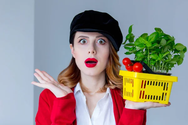 Mujer con hierbas y tomates —  Fotos de Stock