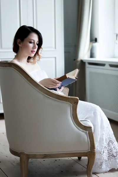 Fiatal nő olvasás könyv — Stock Fotó