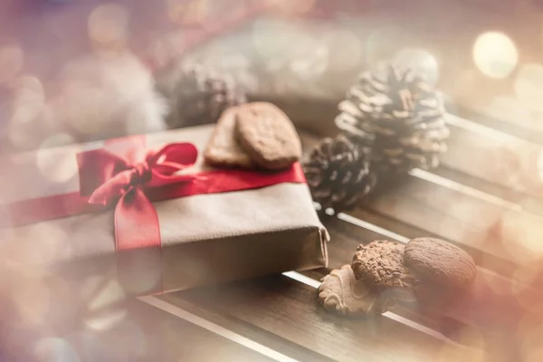 Noel hediye kutusu ile Noel Baba şapkası — Stok fotoğraf