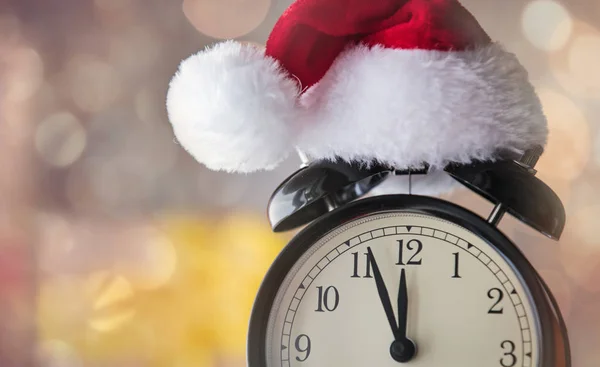 Relógio despertador com chapéu de Santa — Fotografia de Stock