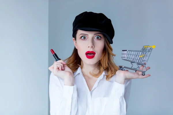 Frau mit Lippenstift und Einkaufswagen — Stockfoto