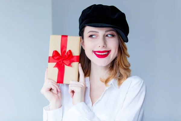 Young woman holding gift box — Stock Photo, Image