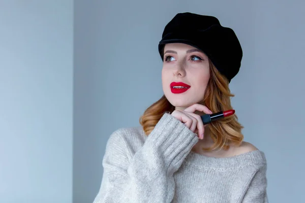Donna in cappello con rossetto — Foto Stock