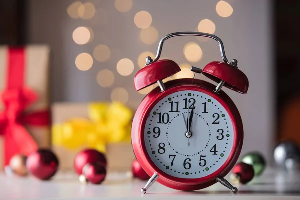 Relógio despertador com Ligths Natal — Fotografia de Stock