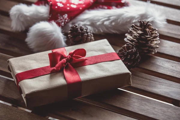 Caixa de presente de Natal com chapéu de santa — Fotografia de Stock