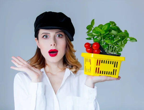 Kobieta gospodarstwa czerwone pomidory — Zdjęcie stockowe
