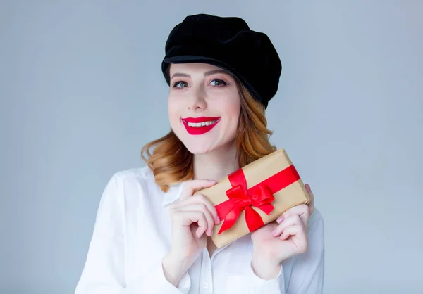 Mujer joven sosteniendo caja de regalo — Foto de Stock