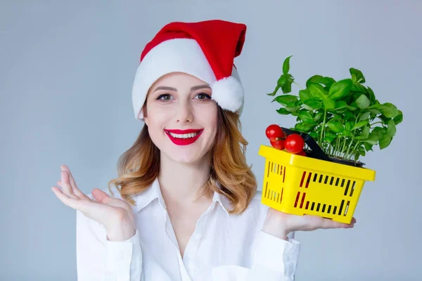 Mujer con cesta de hierbas — Foto de Stock