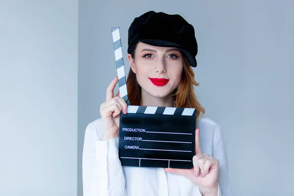 Giovane donna che tiene clapboard — Foto Stock