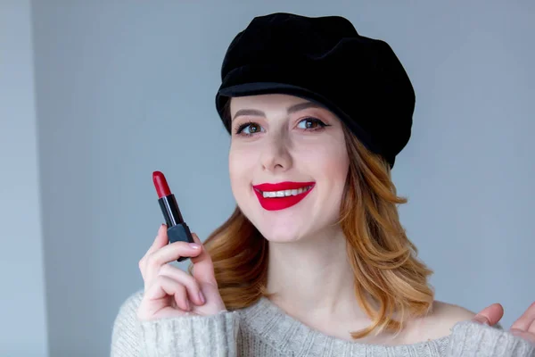 Kvinna i hatt med läppstift — Stockfoto