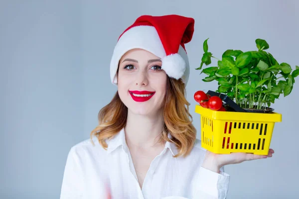 Mujer con cesta de hierbas — Foto de Stock