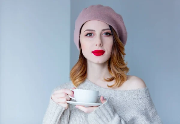 Frau mit Tasse Kaffee — Stockfoto