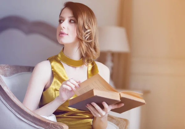 Young woman reading book — Stock Photo, Image