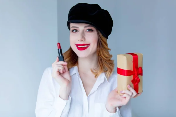 Femme avec rouge à lèvres et boîte cadeau — Photo