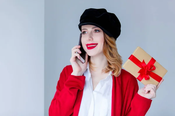 Жінка в капелюсі з подарунковою коробкою — стокове фото