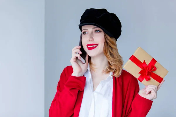 Mulher de chapéu com caixa de presente — Fotografia de Stock