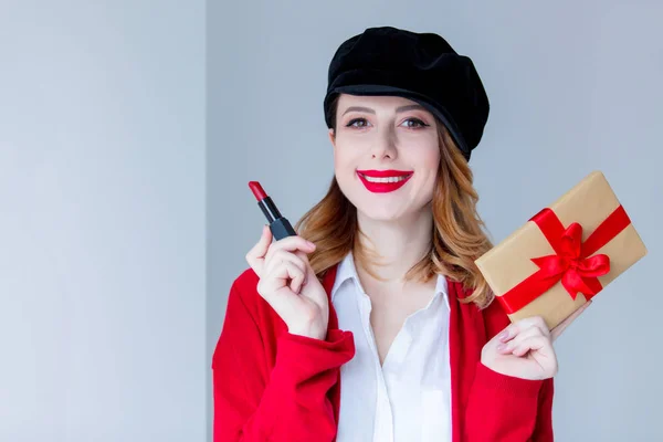 Mujer en sombrero con lápiz labial — Foto de Stock