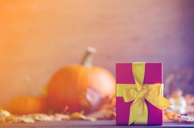 Akçaağaç yaprakları ile hediye kutusu