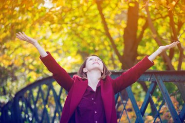 Genç kızıl saçlı kadın.