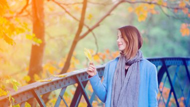 Mavi paltolu Kızıl saçlı kadın