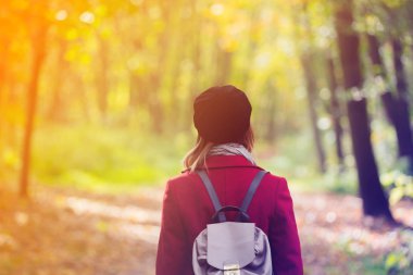 Genç kızıl saçlı kadın.