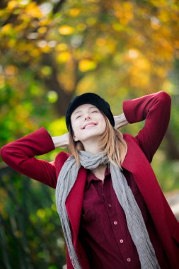 Genç kızıl saçlı kadın.