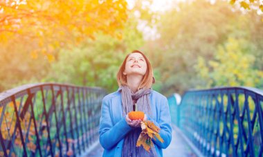 Mavi paltolu Kızıl saçlı kadın