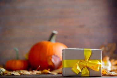 Akçaağaç yaprakları ile hediye kutusu