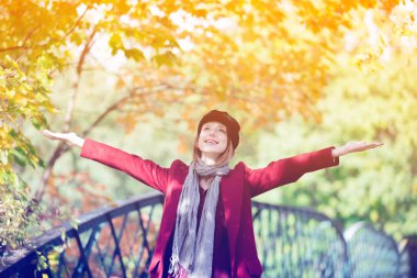 Genç kızıl saçlı kadın.