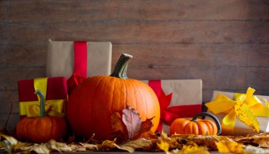 Hediye kutuları yaprakları ve kabak ile