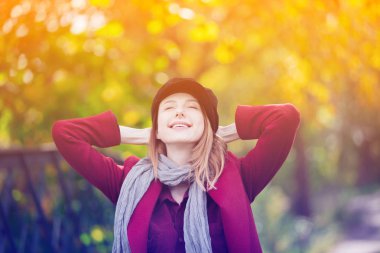 Genç kızıl saçlı kadın.