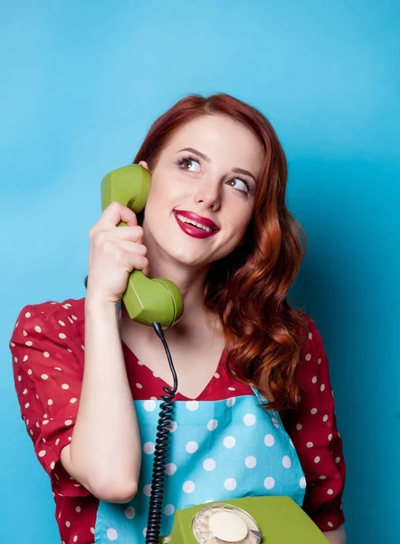 Ruiva dona de casa falando por telefone — Fotografia de Stock