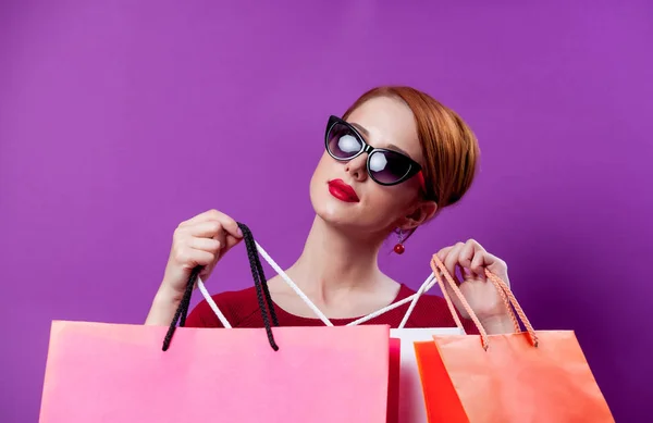 Kadın güneş gözlüğü ile alışveriş torbaları — Stok fotoğraf