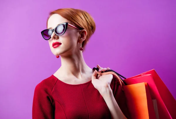 Kobieta w okulary z torby na zakupy — Zdjęcie stockowe