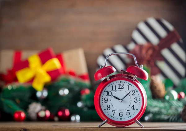 Reloj despertador en mesa de madera — Foto de Stock