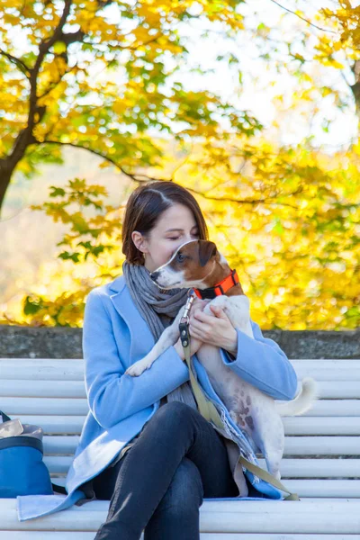 Rothaarige Frau mit Hund im Herbst — Stockfoto