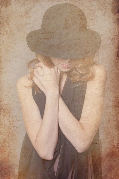 Femme rousse en chapeau noir — Photo